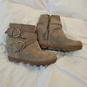Sorel Joan of Arctic Wedge II Buckle Ankle Boots Taupe Suede Women’s 7